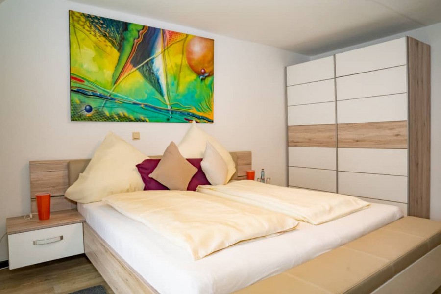 Gästezimmer in Köln freies WLAN und ein Schreibtisch